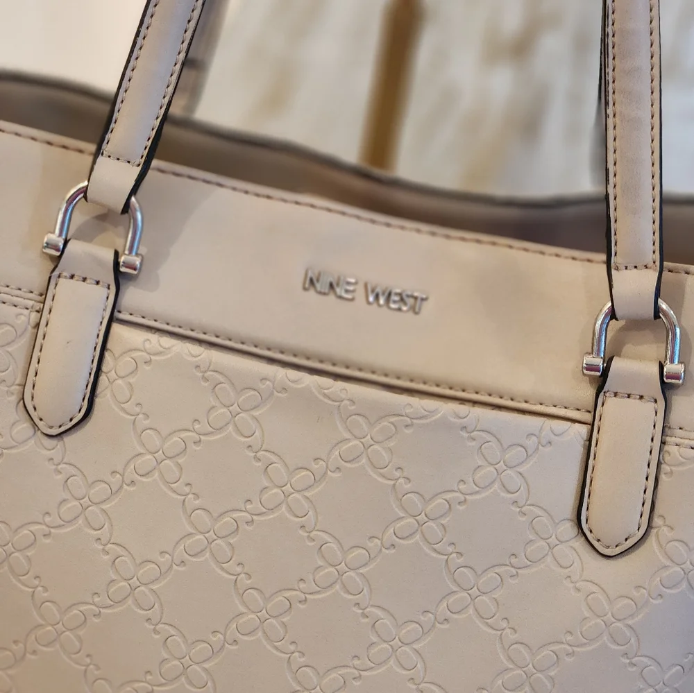 Nine West Tote-Neutral and Versatile!